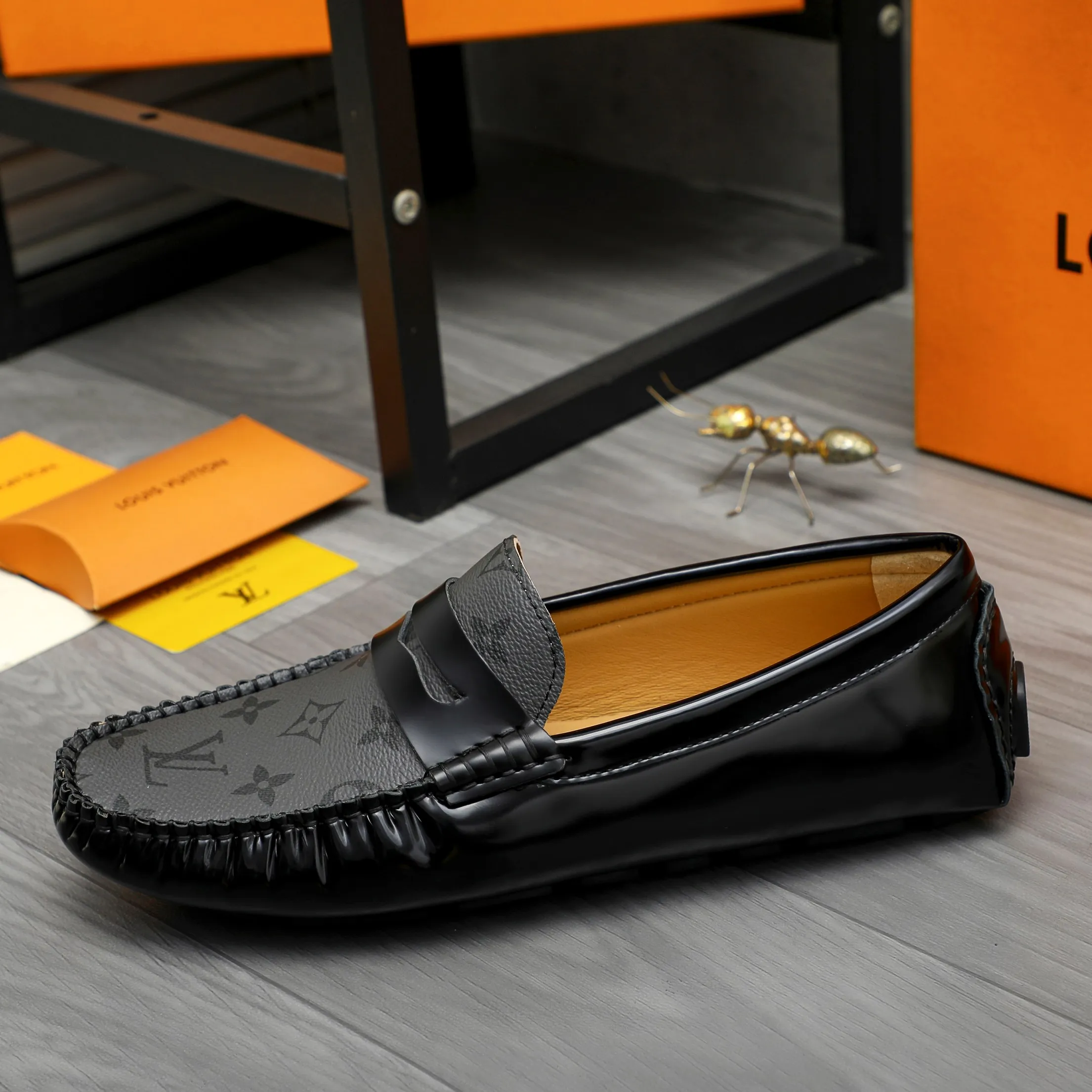 Men's shoes 💰p420 Product trademark: LV "Louis Vuitton" casual slip-on men's shoes Regular size: 38-44 Product materials: Selected classic print splicing patent leather upper, sheepskin lining, original rubber outsole
